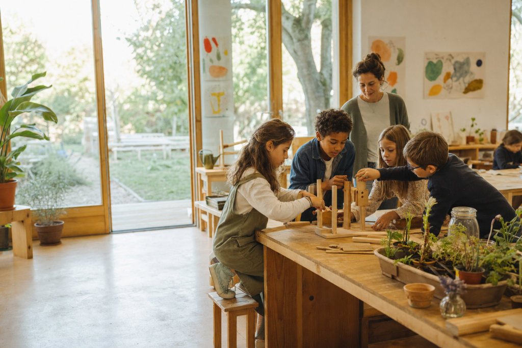 Enfants collaborant autour d’activités manuelles et végétales dans une école alternative lumineuse et écologique en France